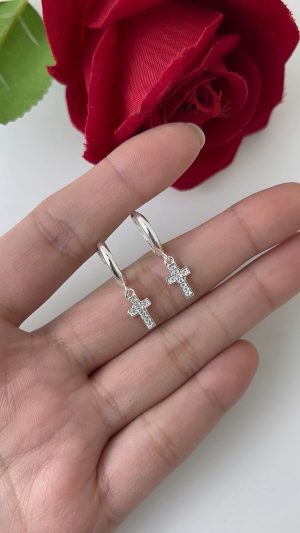 argola de click com pingente de cruz cravejado07