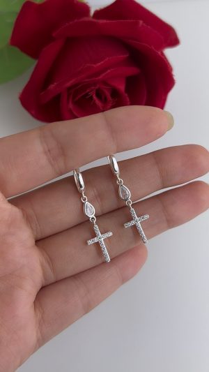 argola de click com pingente de cruz cravejada07