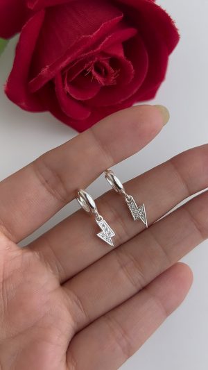 argola de click com pingente de raio cravejado