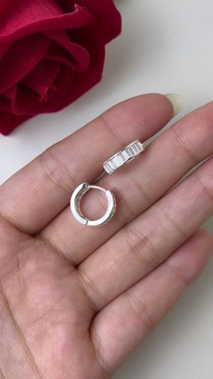 Argola cravejada com zicornia transparente