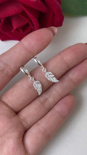 argola de click com pingente de folha cravejada