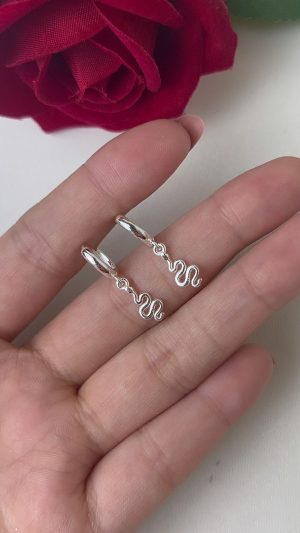 argola de click com pingente de cobra lisa